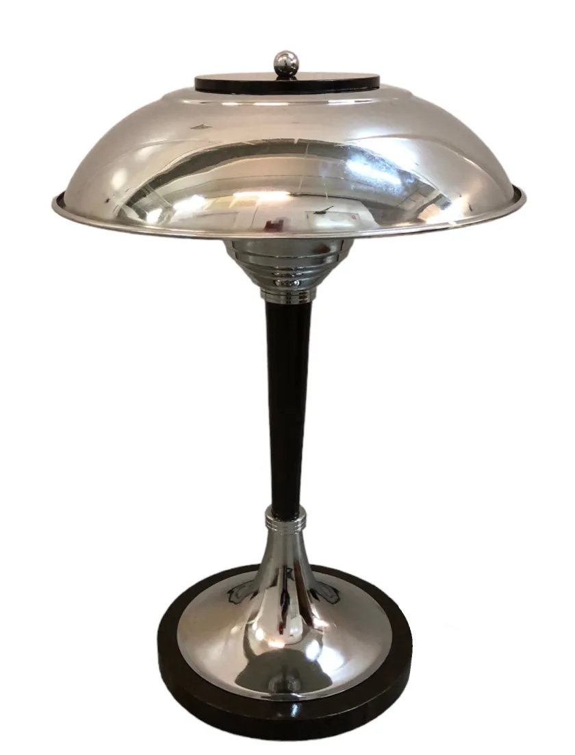 Antiguas lámparas de mesa con base de diseño elegante, funcionales.