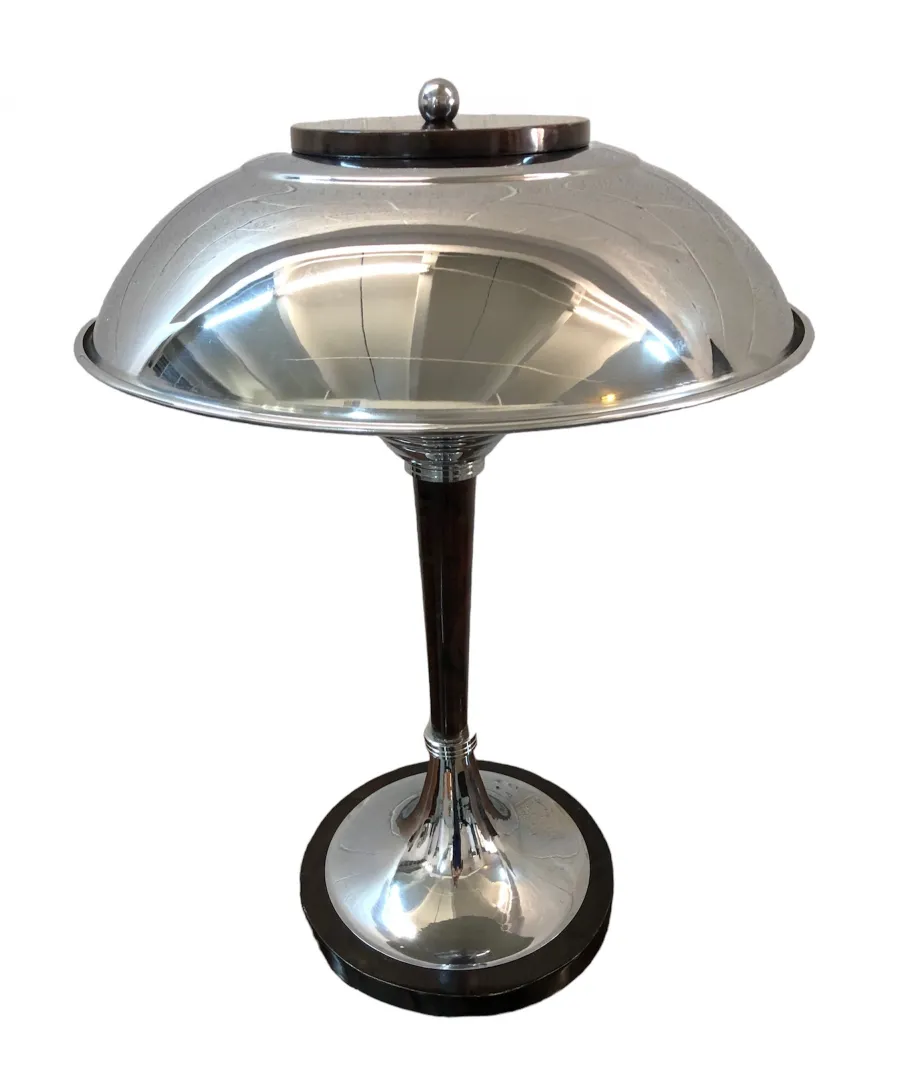 2 antike Tischlampen mit runden Füßen und elegantem Schirmdesign