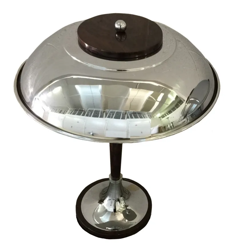 Due lampade da tavolo antiche con base in metallo e paralume riflettente.