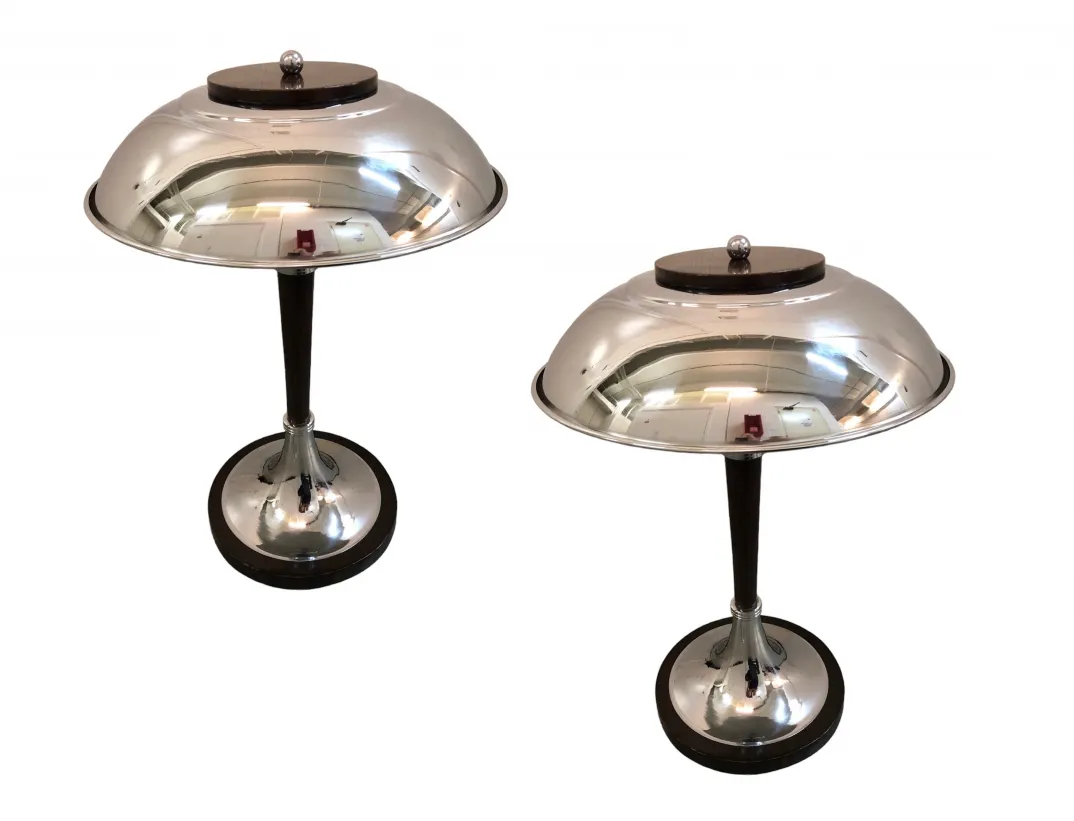 Set aus 2 eleganten antiken Tischleuchten mit reflektierendem Kuppeldesign, helles Ambiente.