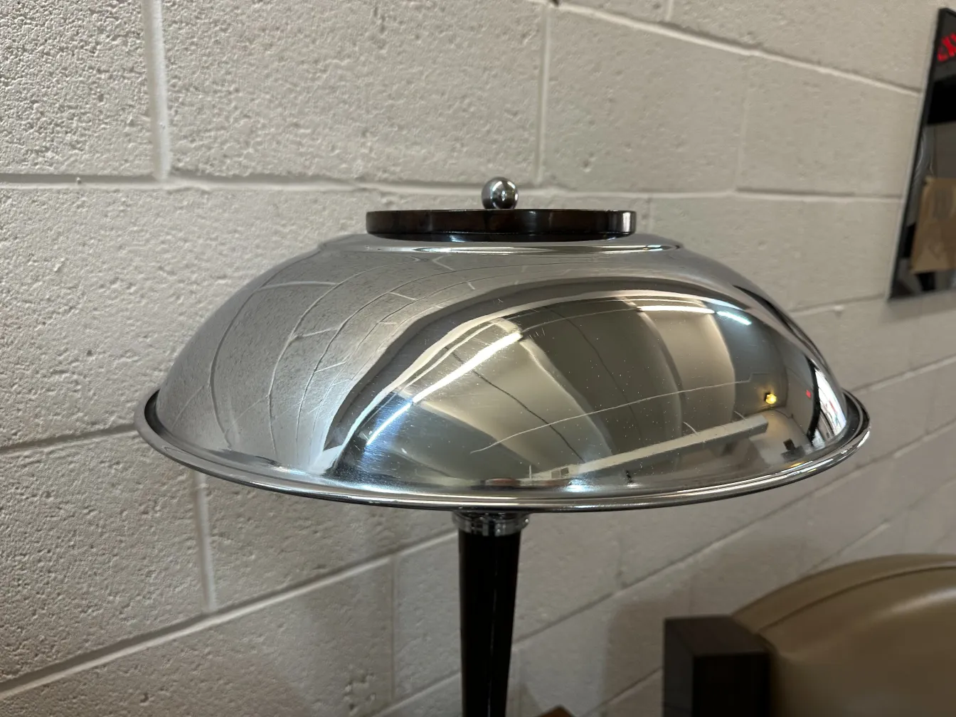 Antiga lâmpada de mesa com cúpula refletiva, decorativa