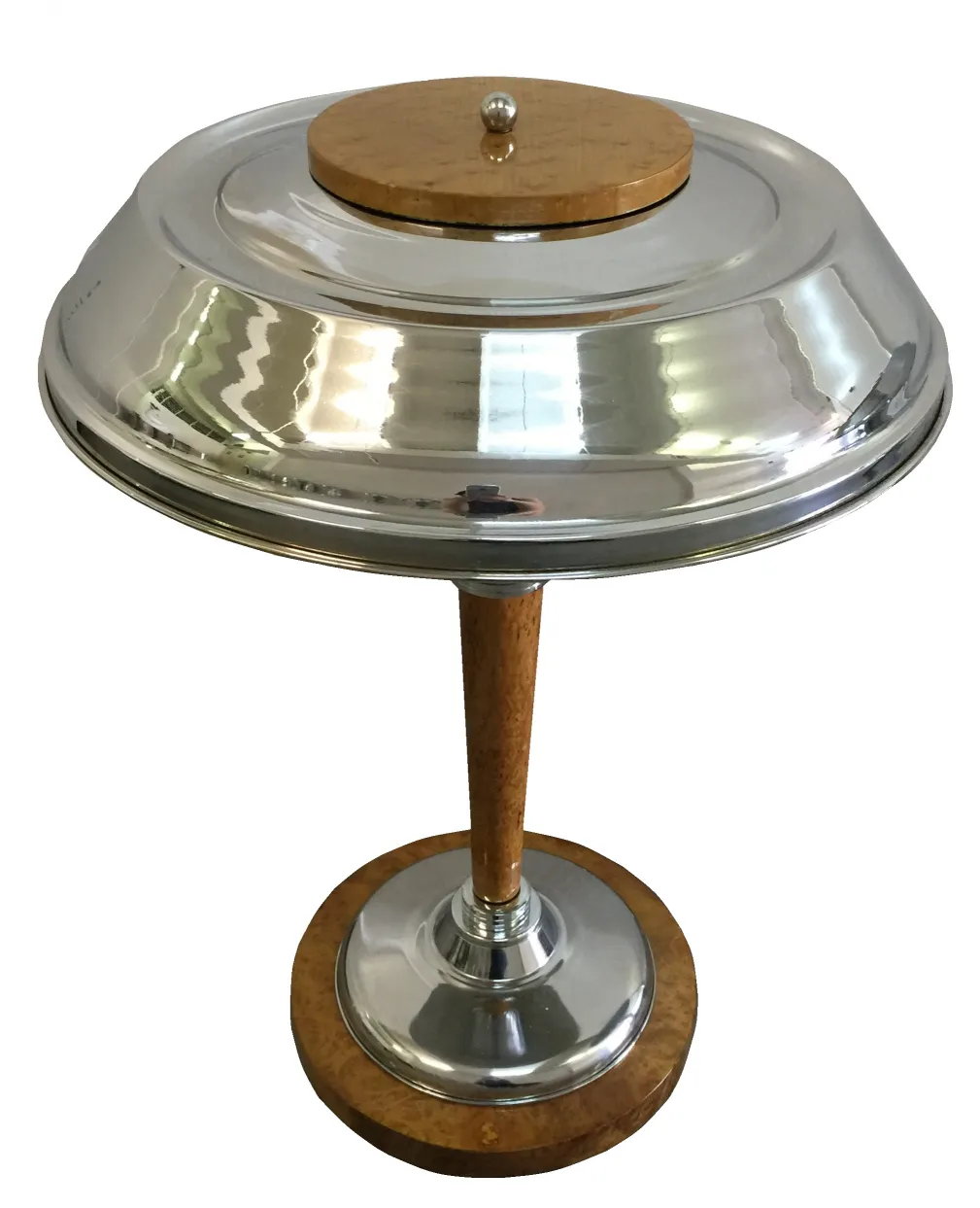 visão detalhada de duas lâmpadas de mesa antigas brilhantes com bases decorativas