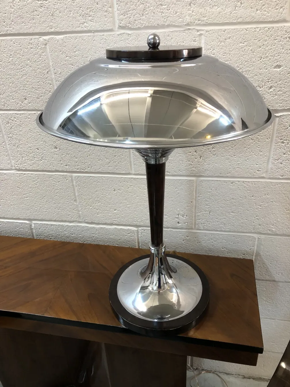 diseño elegante de 2 lámparas de mesa antiguas en ambiente moderno