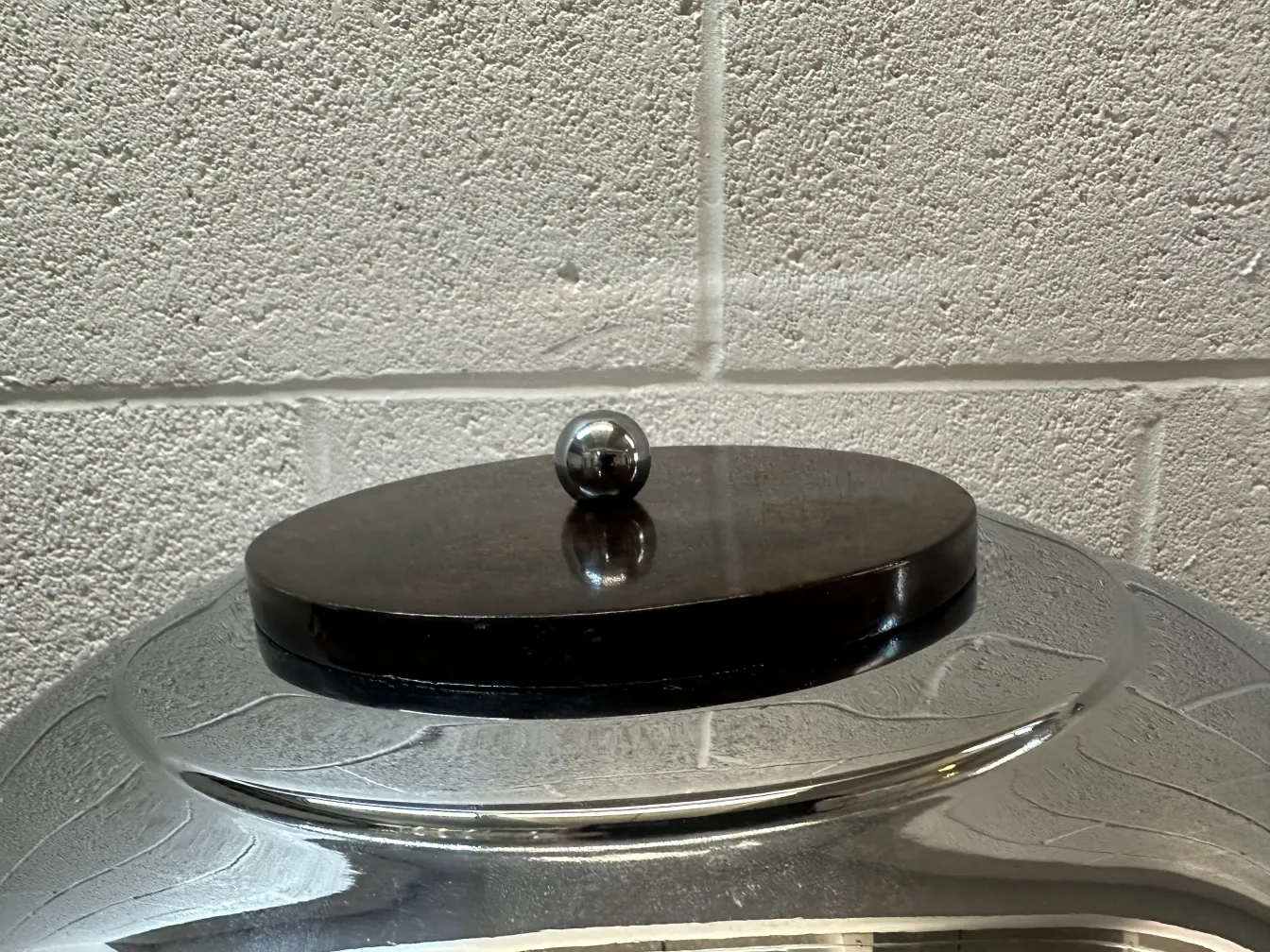 고대 테이블 램프 2개, 반짝이는 마감과 위에 구체가 있습니다.