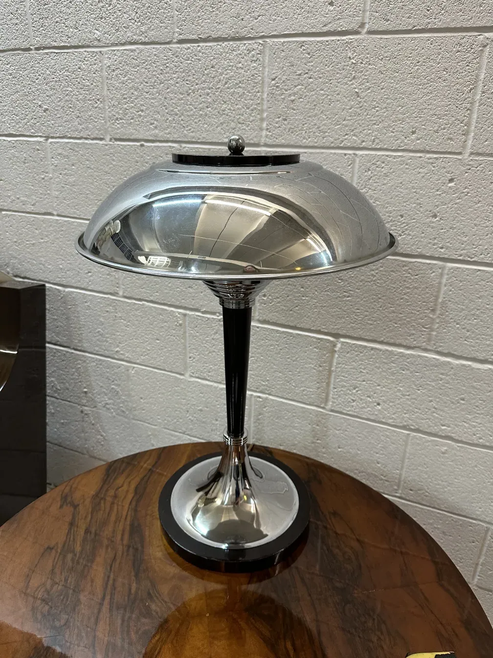 duas lampadas de mesa antigas com base brilhante em um ambiente acolhedor