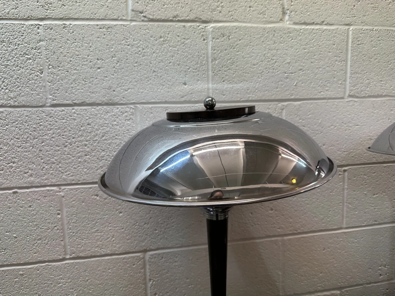 2 antike Tischleuchten mit runder und glänzender Gestaltung