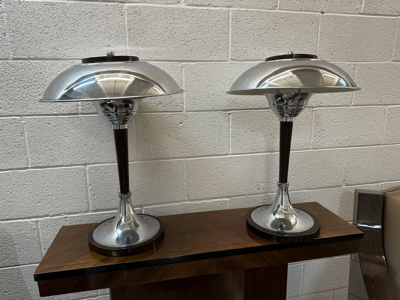 zwei antike Tischleuchten, elegant und hell, auf einem Tisch