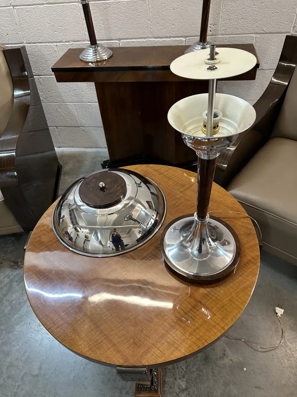 Zwei antike Tischleuchten mit elegantem Design, in einem zurückhaltenden Umfeld.