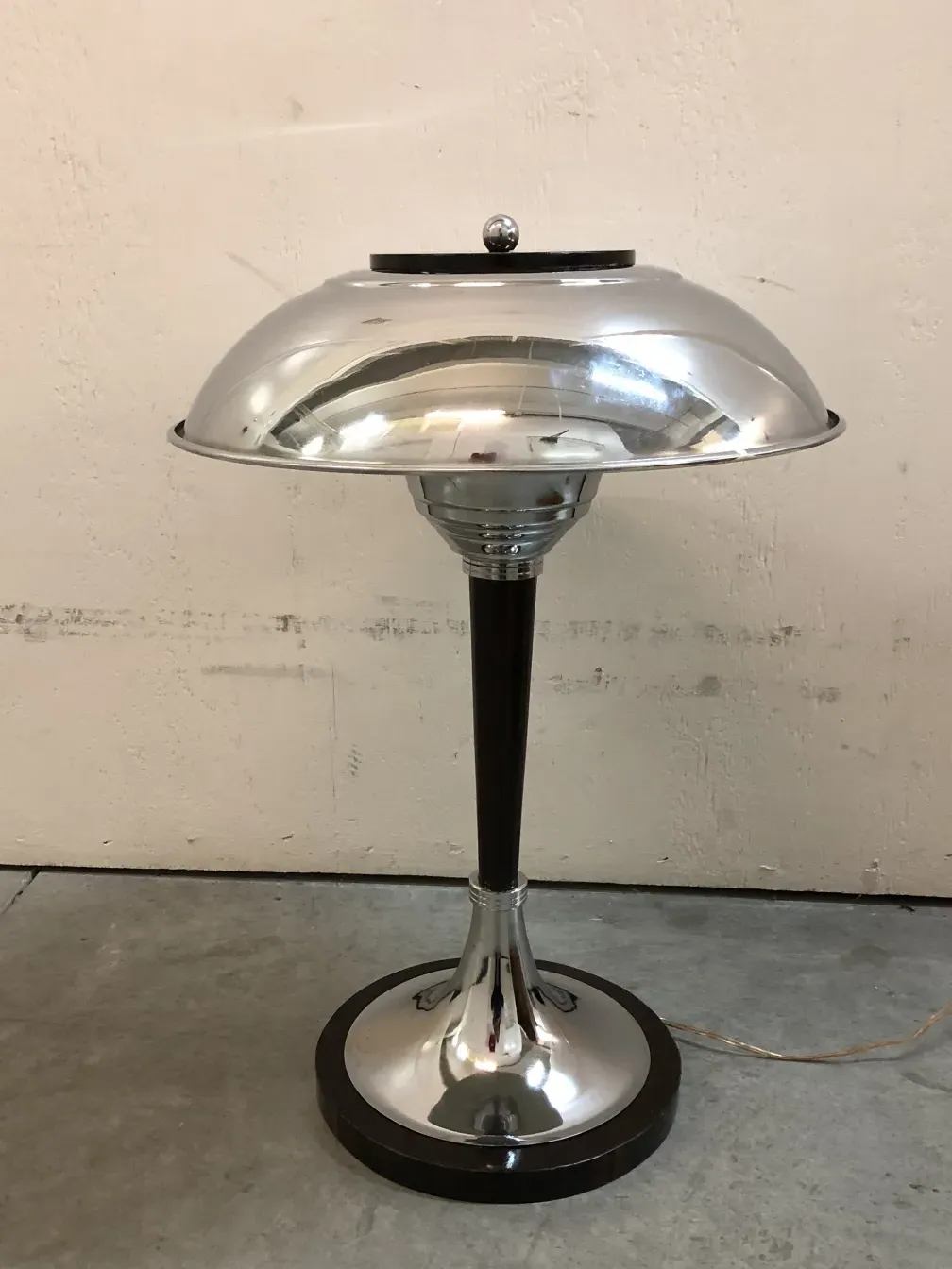 2 lampade da tavolo antiche con design elegante e base lucida