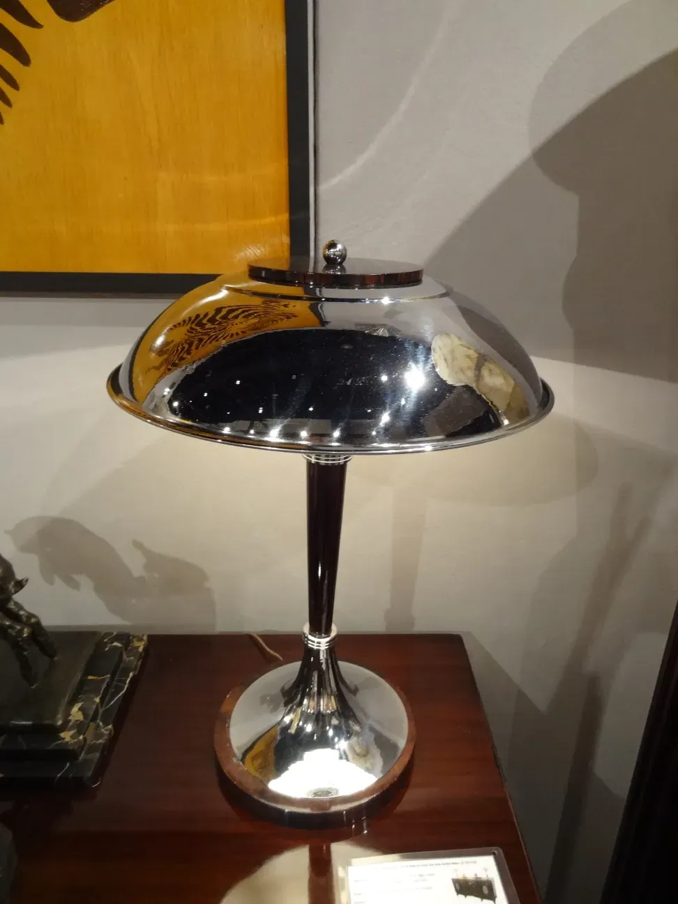deux lampes de table antiques au design brillant
