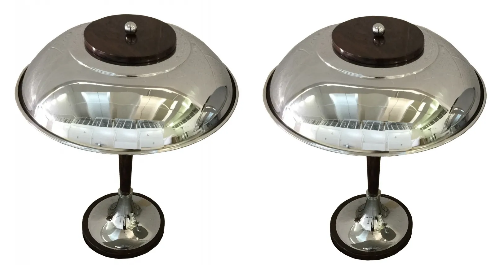 dos lámparas de mesa antiguas con base brillante y diseño esférico, en un ambiente elegante