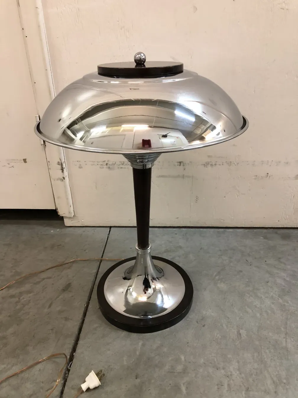 duas lampadas de mesa antigas com base espelhada, ambiente moderno