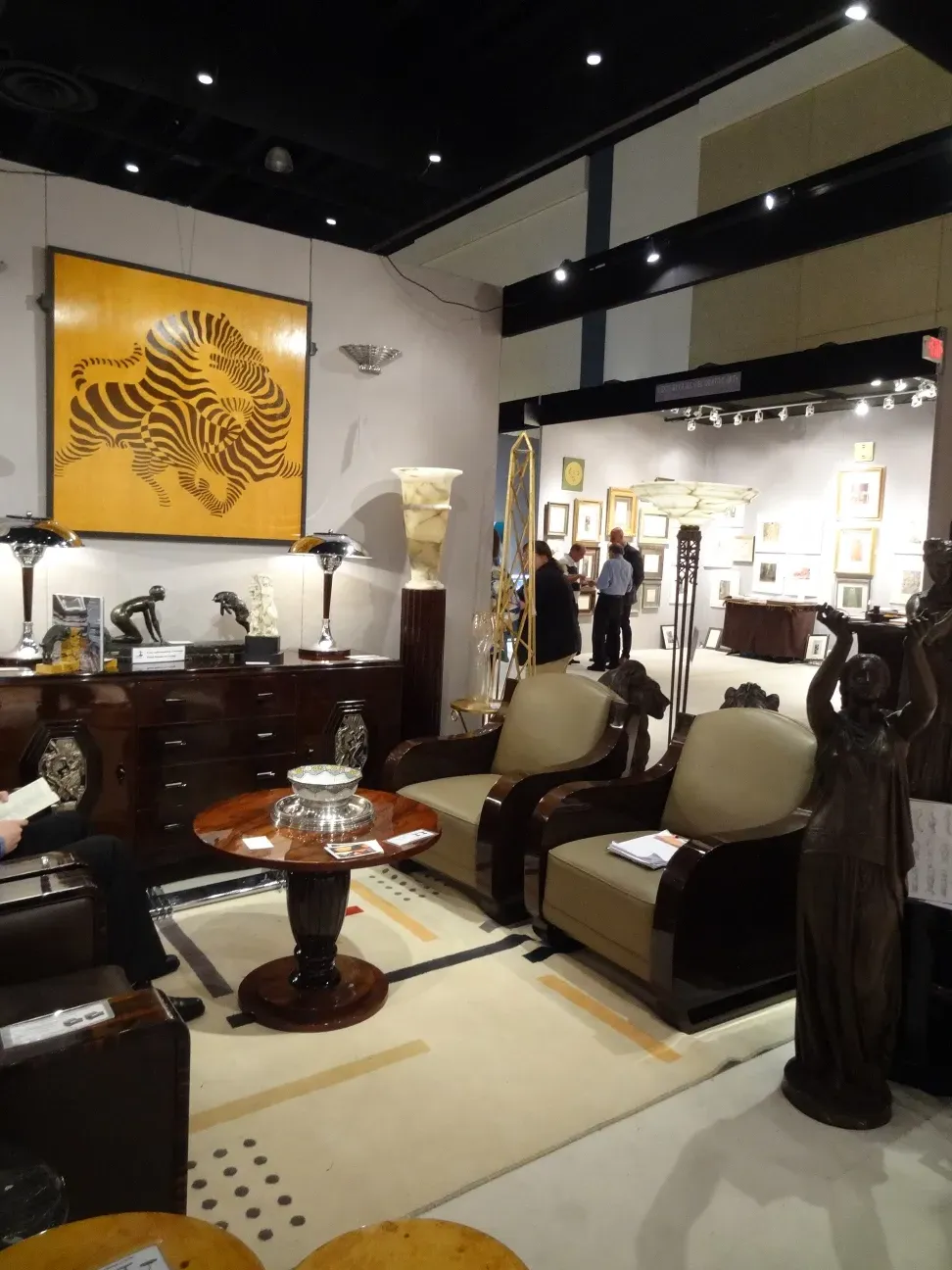 dos lámparas de mesa antiguas en un entorno elegante y decorativo con muebles de estilo