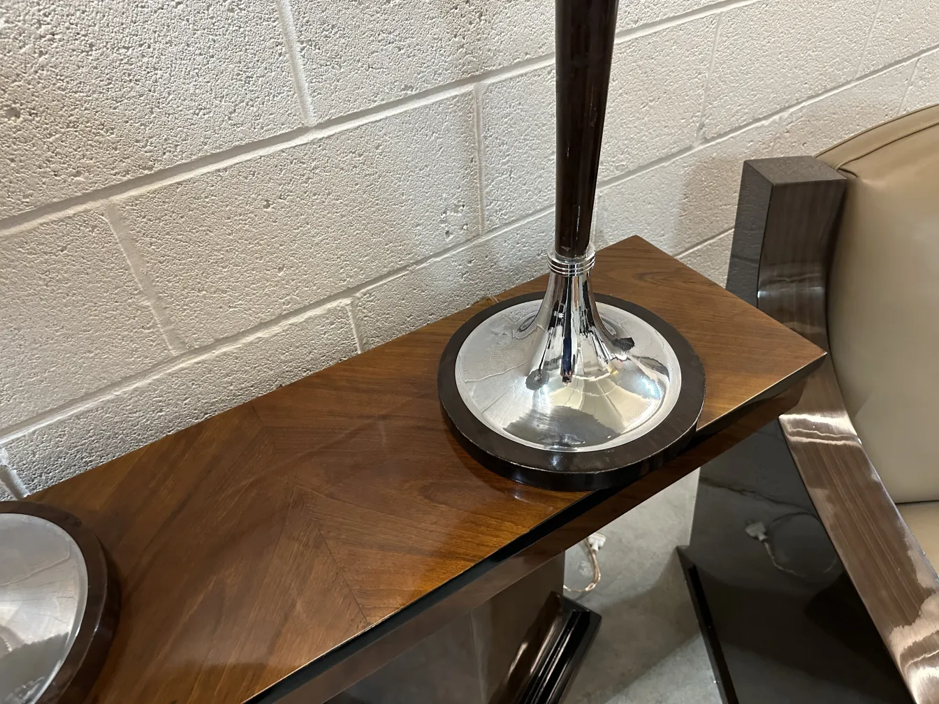 Conjunto de dos lámparas de mesa antiguas en un ambiente moderno.