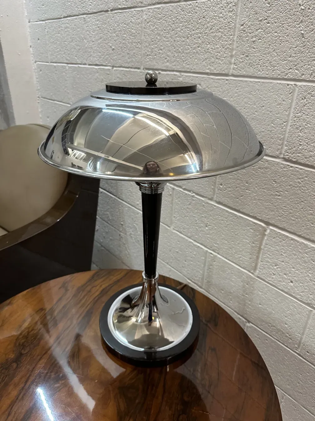 dos lámparas de mesa antiguas con un diseño elegante y base brillante