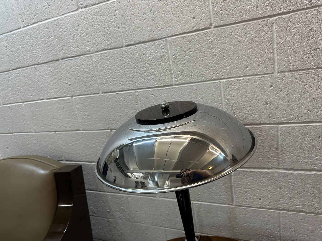 due lampade da tavolo antiche con base lucida e stile classico, in un ambiente neutro, accanto a una sedia