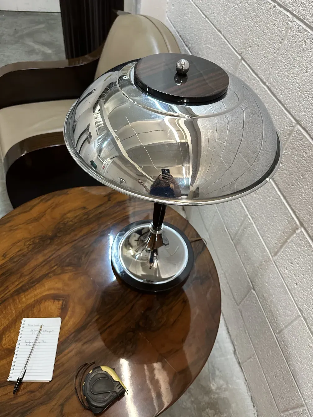 Deux lampes de table anciennes avec des bases brillantes dans un environnement confortable