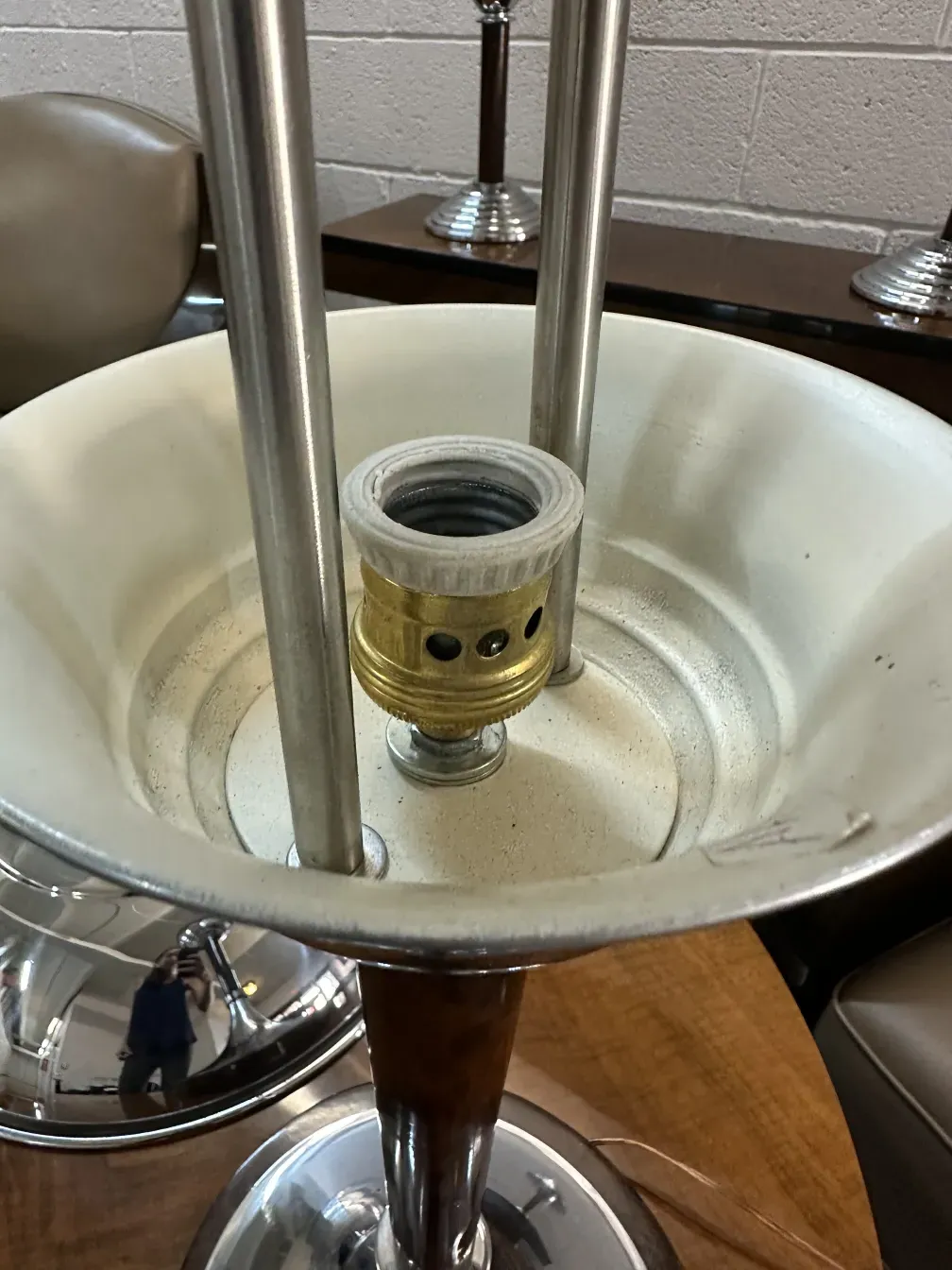 dos lámparas de mesa antiguas con base única y cúpula, ambiente cálido