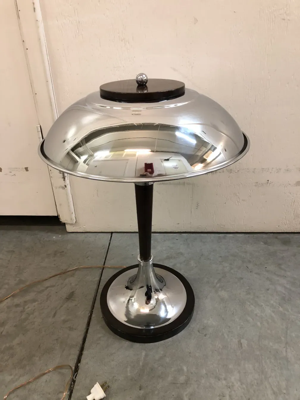 Lampes de table antiques avec base élégante et abat-jour brillant