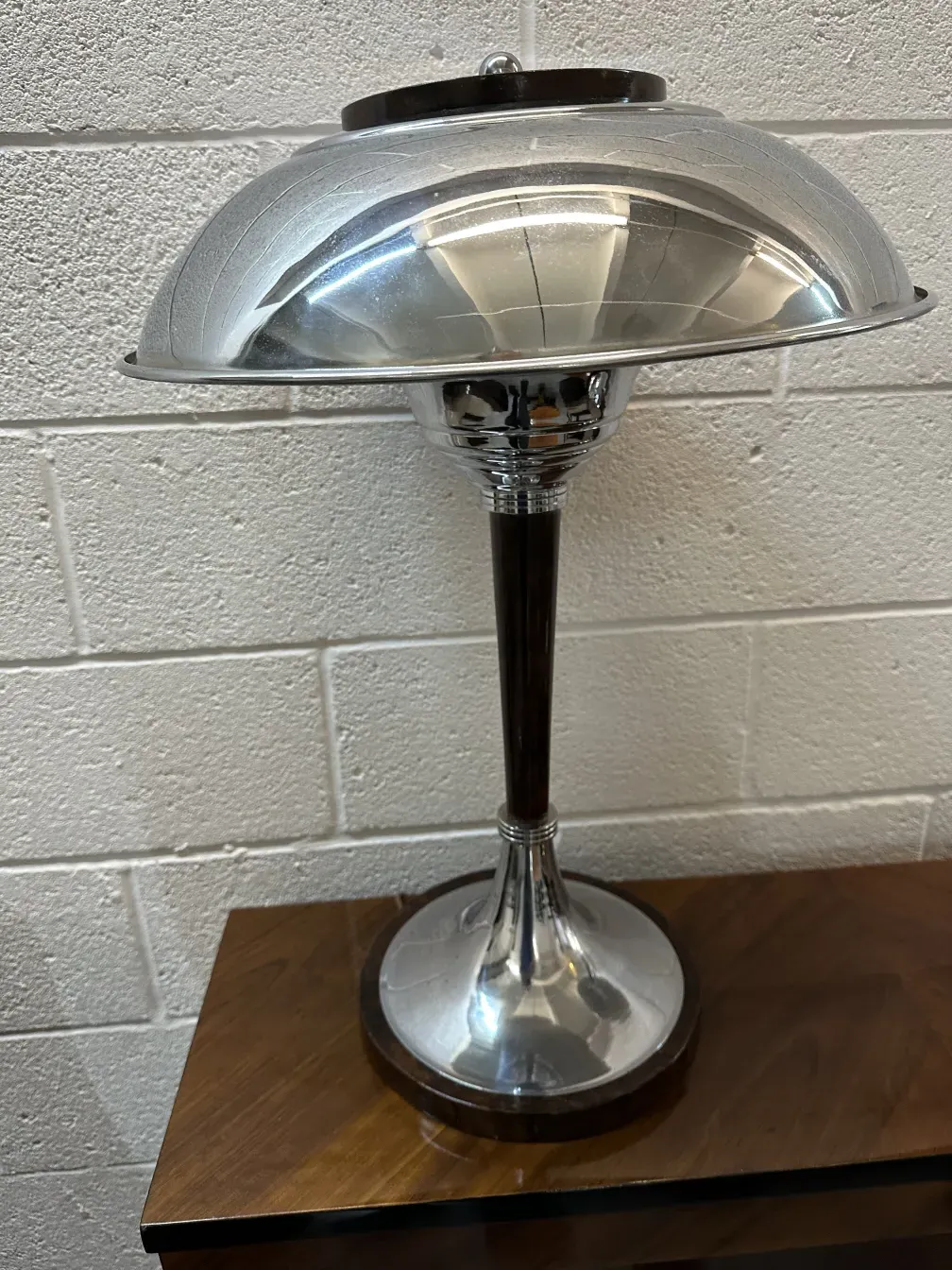 Duas lâmpadas de mesa antigas com bases elegantes e modernas, colocadas em um ambiente acolhedor.