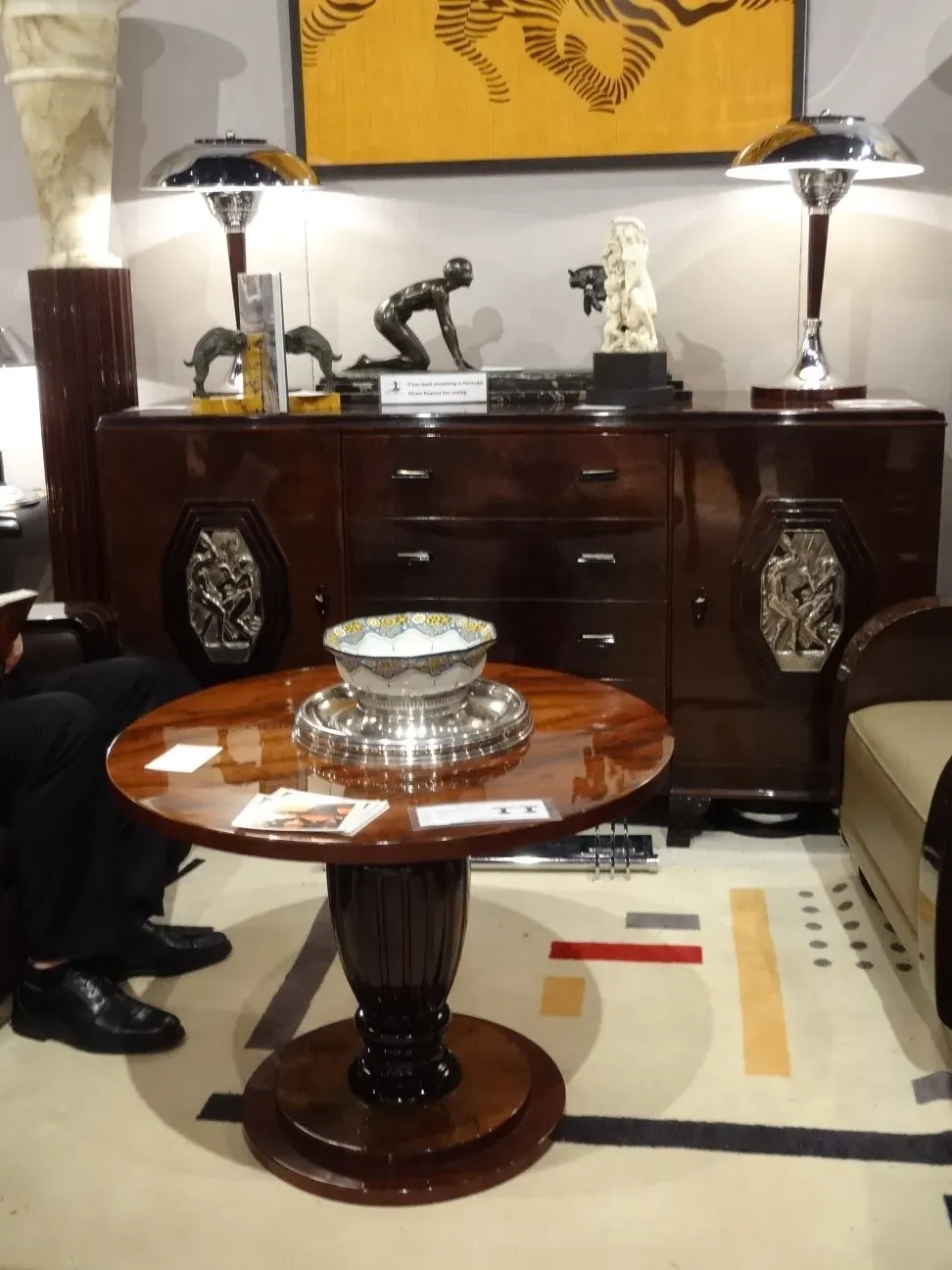 duas lâmpadas de mesa antigas em um ambiente elegante, com elementos decorativos