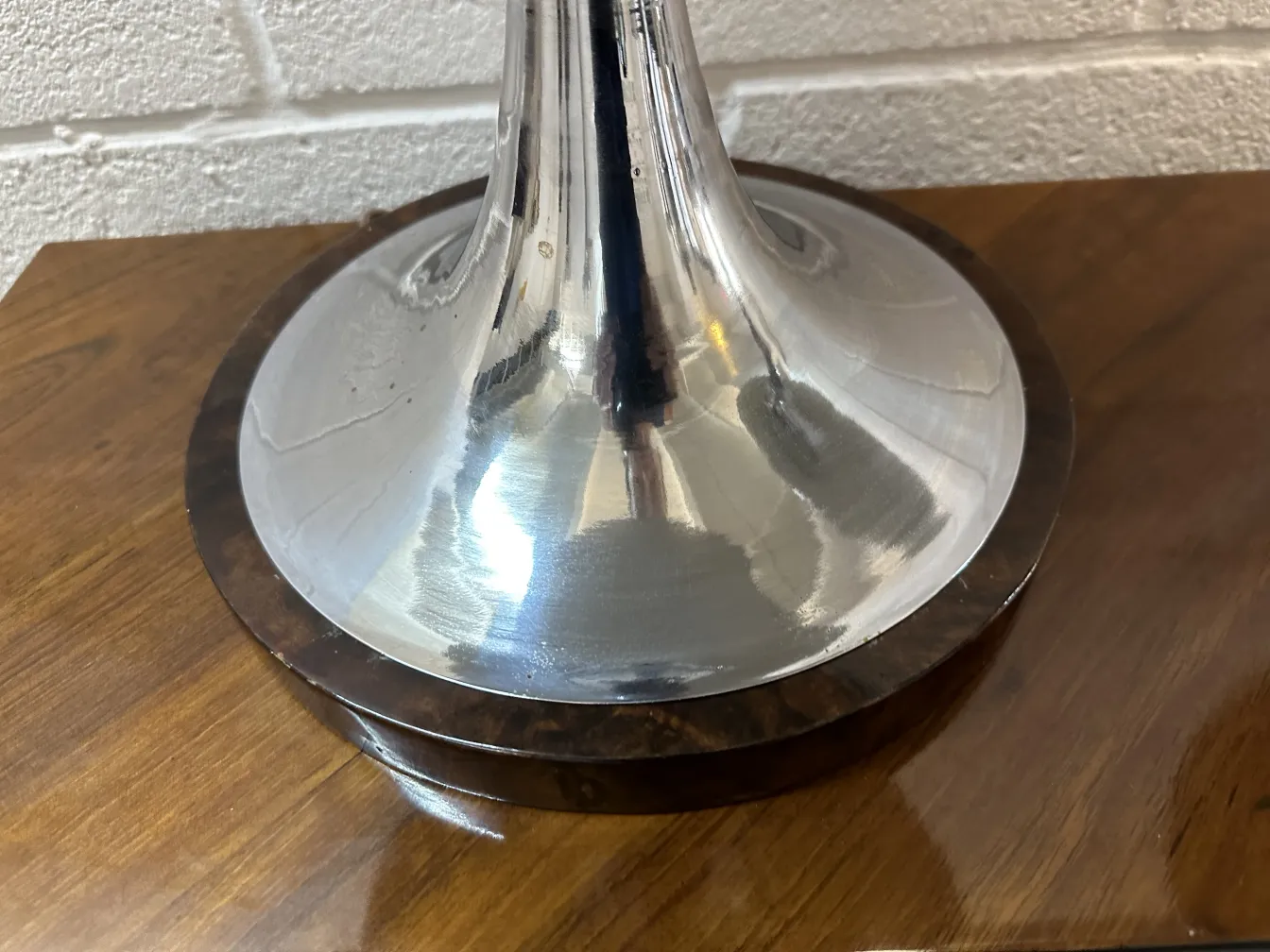 Vista della base lucida di 2 lampade da tavolo antiche