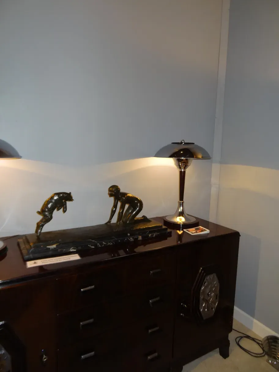 duas lâmpadas de mesa antigas com base metálica e luz quente, em um ambiente acolhedor