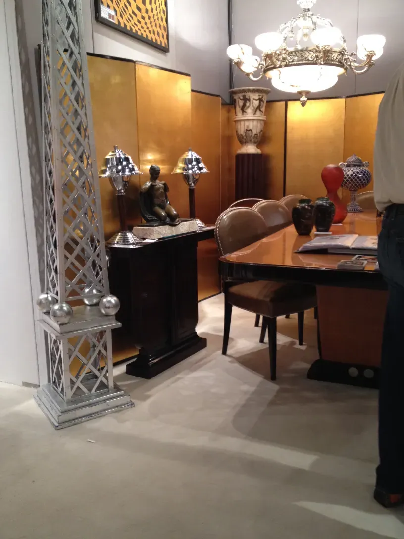 Deux lampes de table anciennes avec design élégant dans un cadre moderne