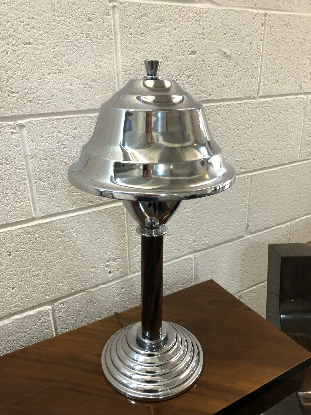 दो प्राचीन टेबल लैंप, गहरे आधार के साथ और चमकीले विवरण