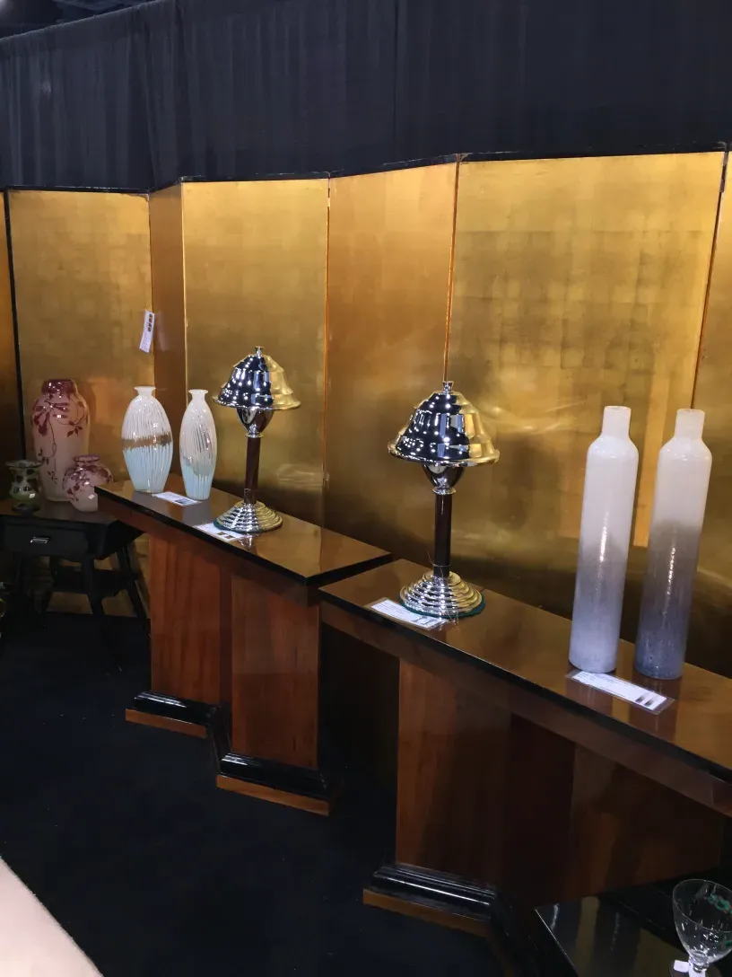 装飾的なデザインのアンティークテーブルランプ2台