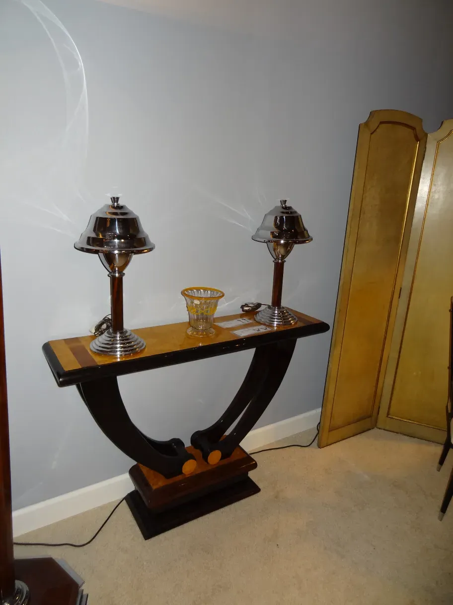 deux lampes de table antiques avec design décoratif