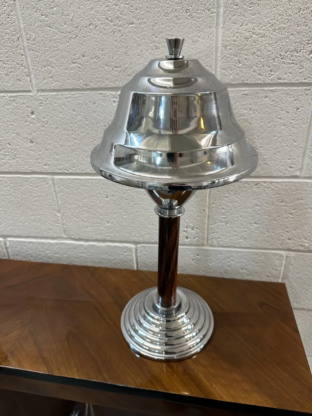 Deux lampes de table anciennes avec un éclat éblouissant, ambiance chaleureuse.