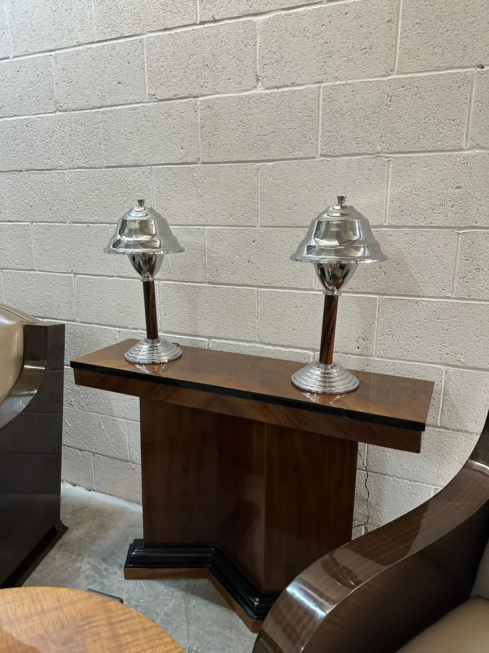 Duas lâmpadas de mesa antigas, elegantes e brilhantes, em uma mesa de madeira