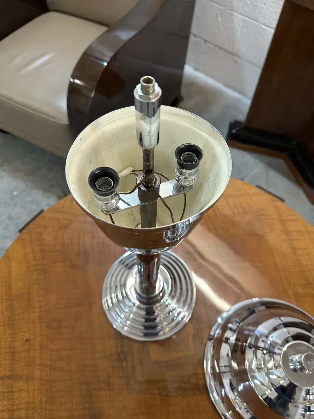 dos lámparas de mesa antiguas en un entorno decorativo