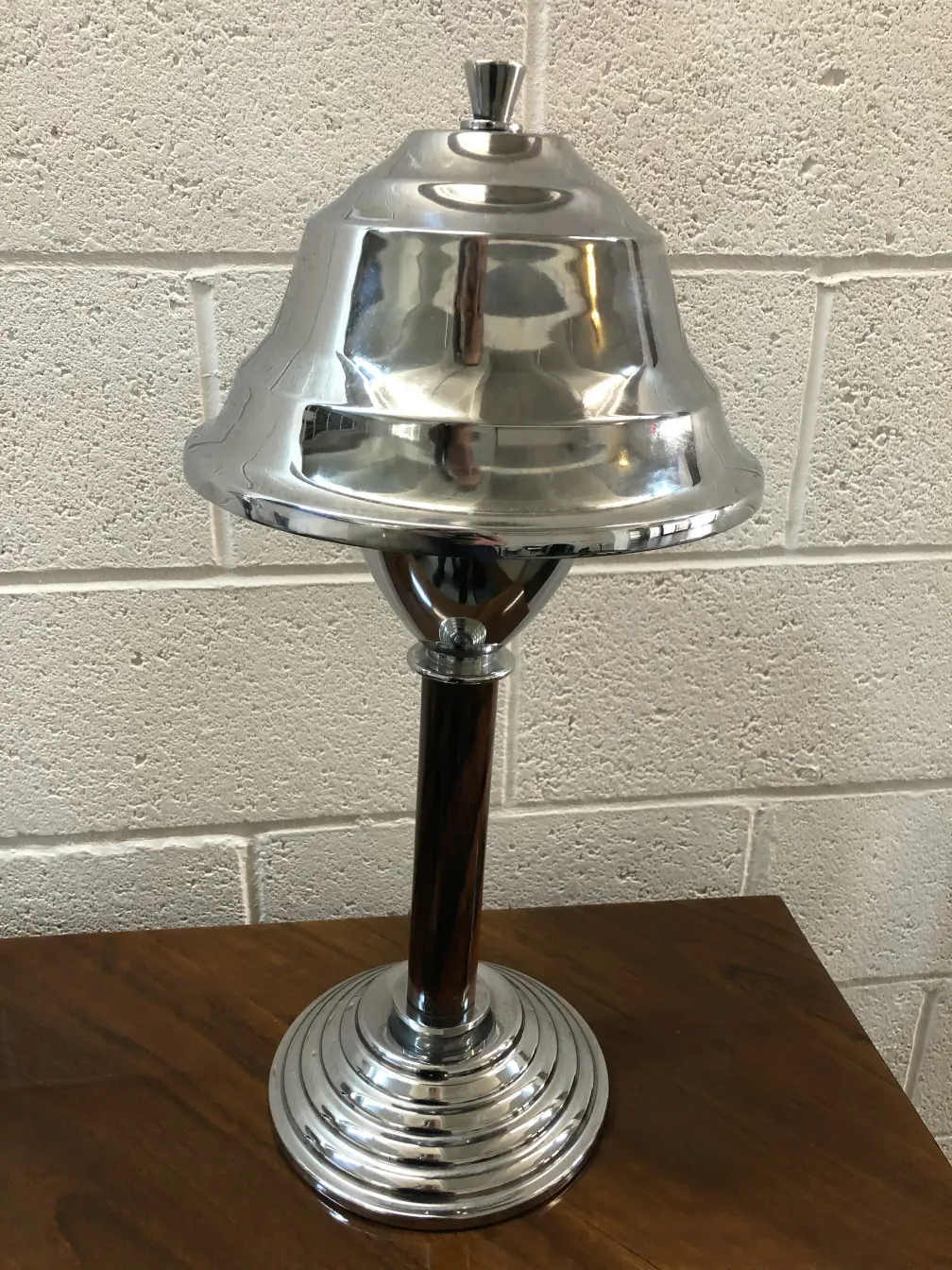 duas lampadas de mesa antigas com design brilhante em ambiente acolhedor