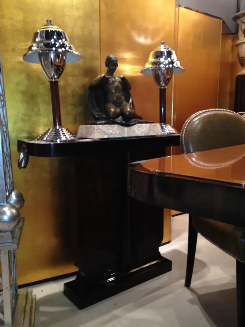 deux lampes de table antiques avec des détails élégants à la base