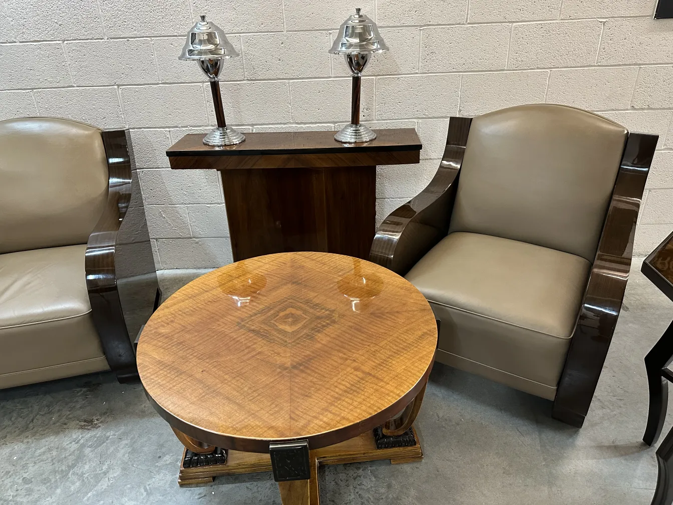 Conjunto de 2 lâmpadas de mesa antigas em ambiente aconchegante.