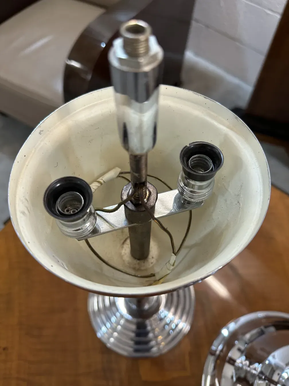 vue de dessus de 2 lampes de table anciennes avec détails