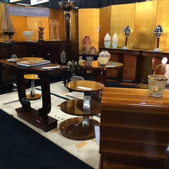 duas lâmpadas de mesa antigas em um ambiente elegante com móveis