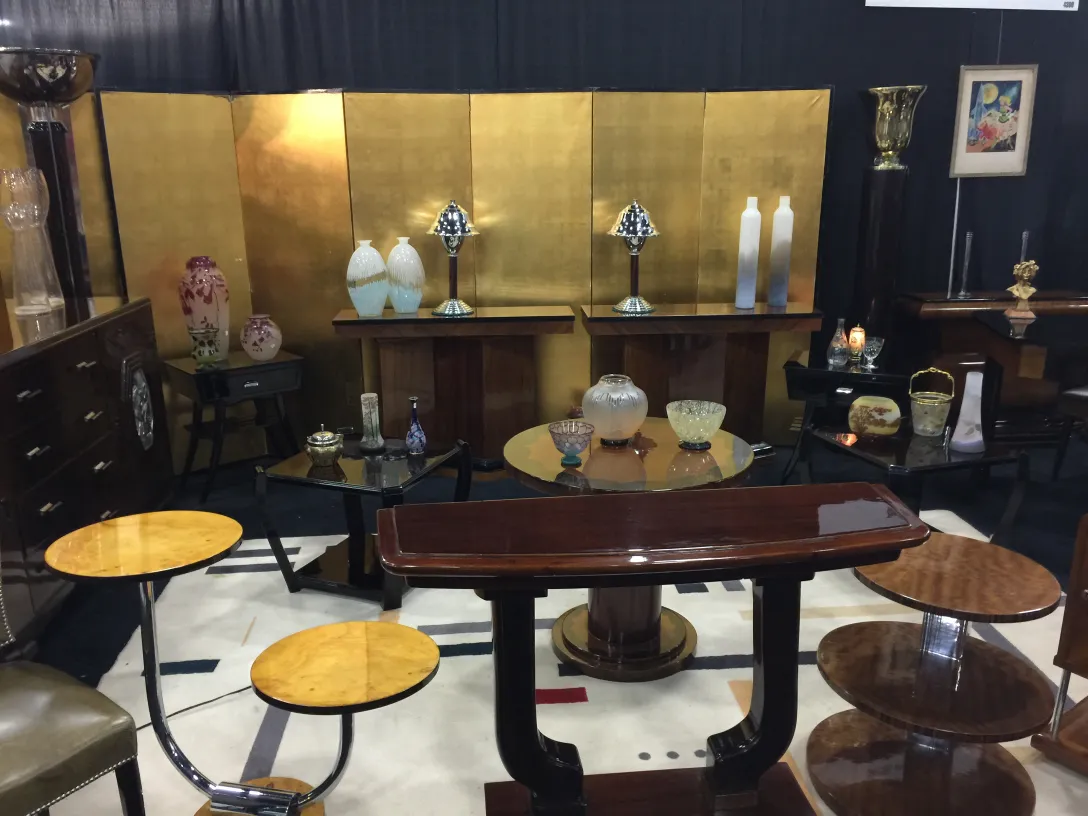 Duas lâmpadas de mesa antigas com design atraente em um ambiente elegante.