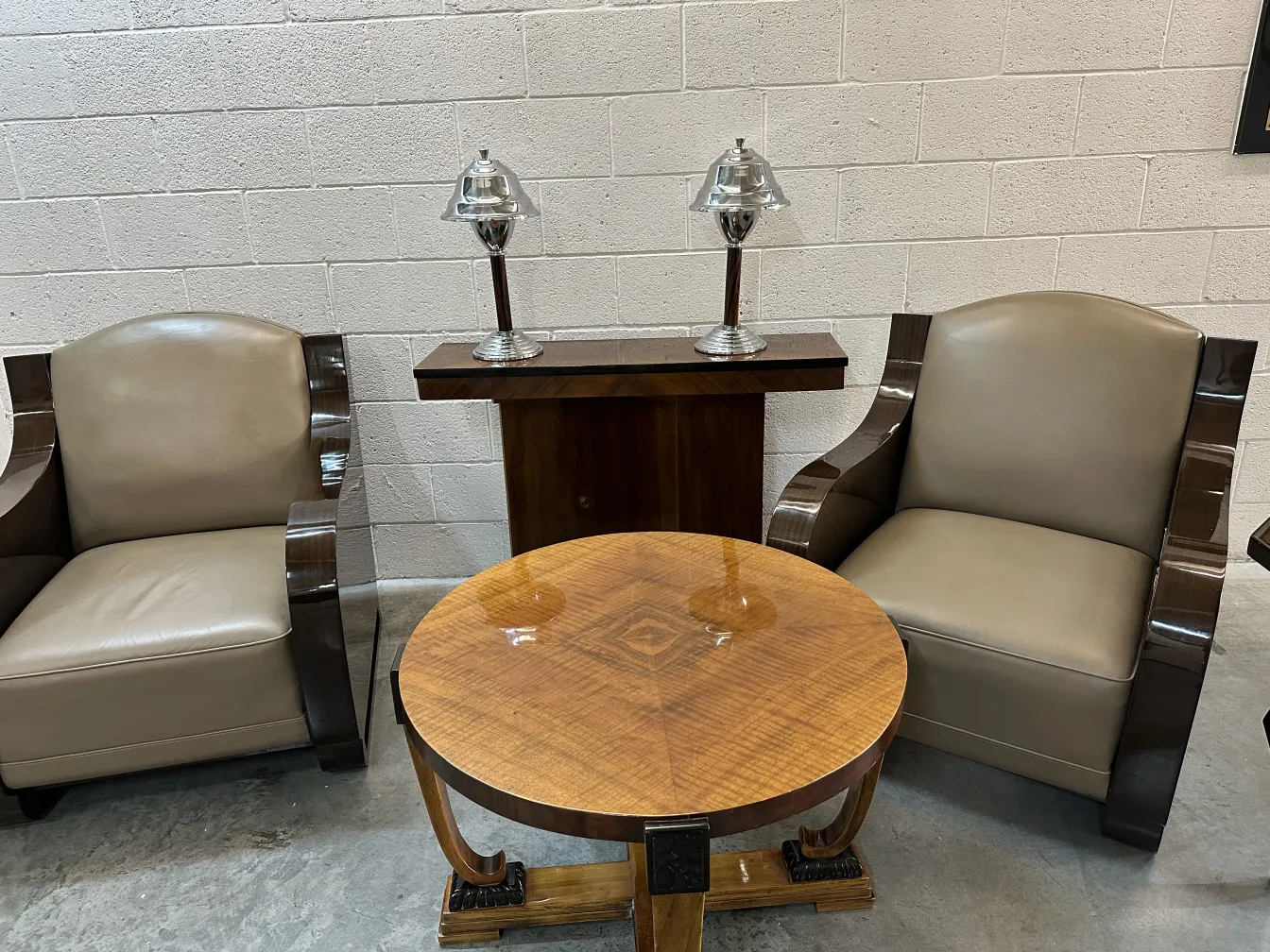 dos lámparas de mesa antiguas en un ambiente confortable