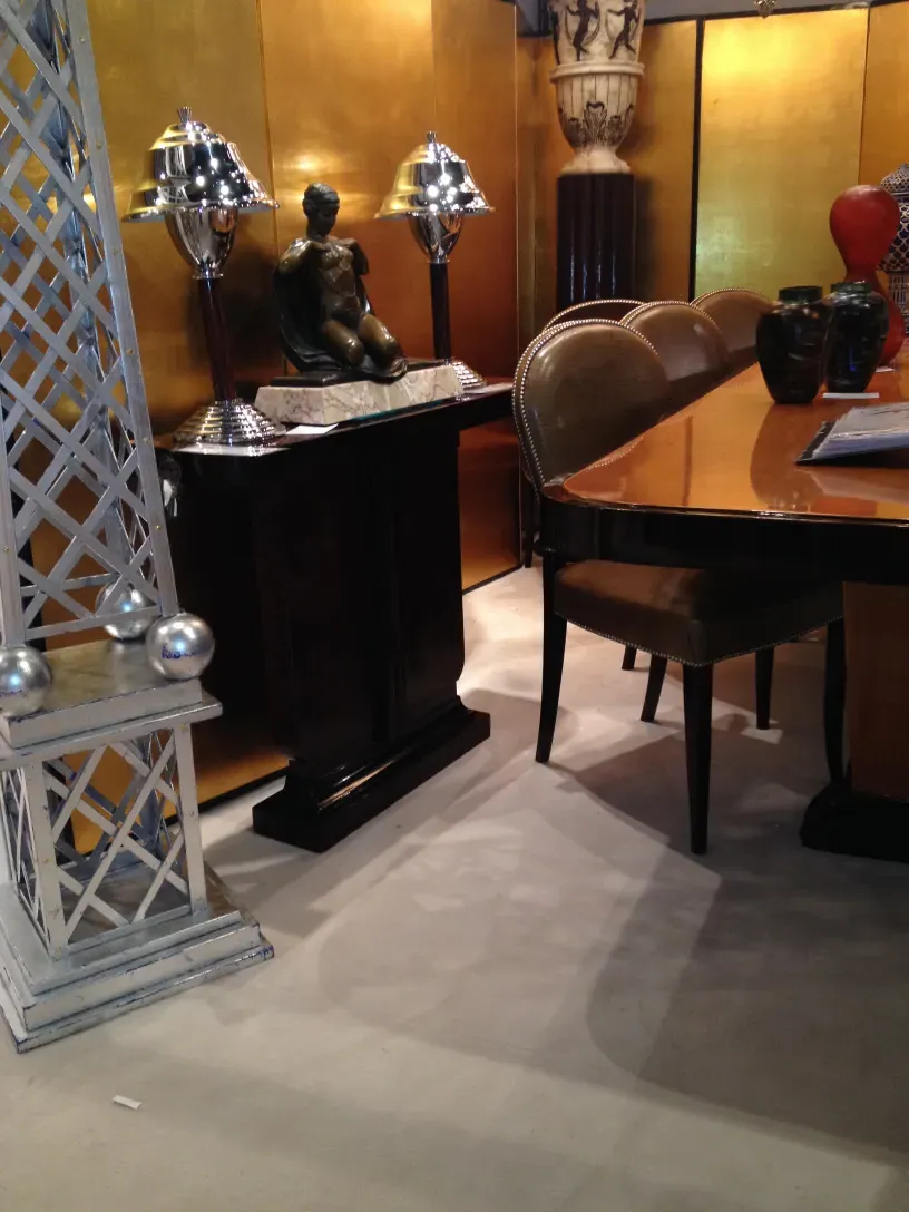 dos lámparas de mesa antiguas con bases brillantes, iluminando un espacio elegante.