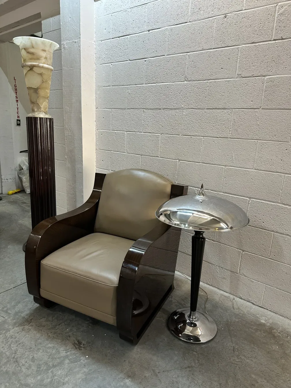 due lampade da tavolo antiche con design elegante in un ambiente moderno