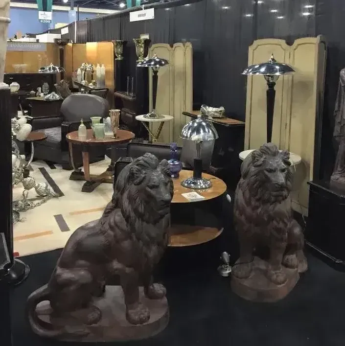 दो प्राचीन टेबल लैंप एक अच्छी तरह से सजाए गए सेटिंग में