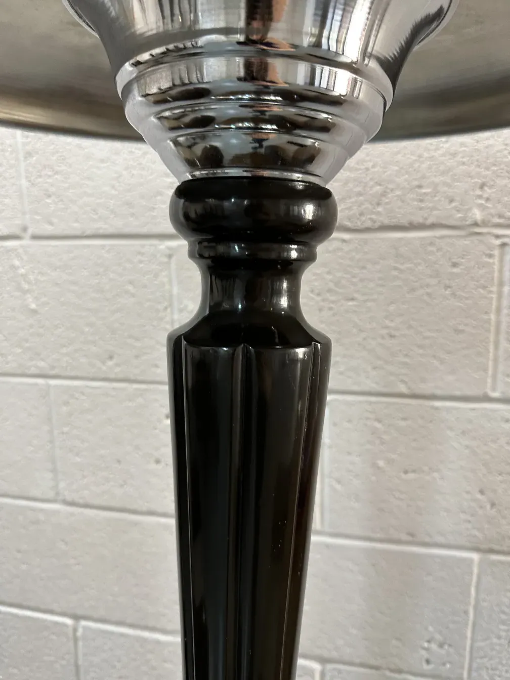 Detalles de 2 lámparas de mesa antiguas brillantes en el entorno.