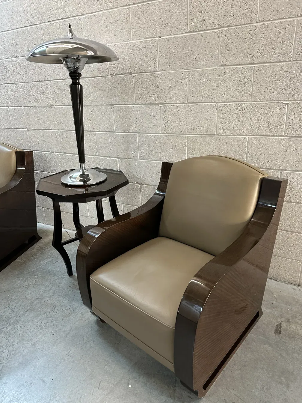 Conjunto de 2 lampadas de mesa antigas em um ambiente aconchegante.