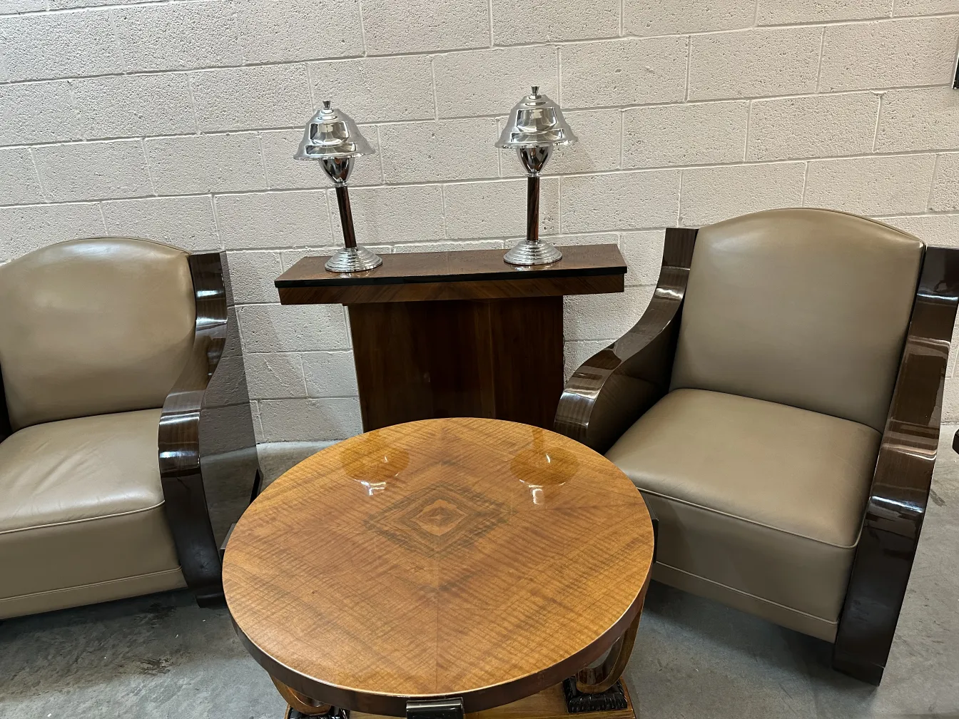 2 lampade da tavolo antiche con dettagli lucidi ed eleganti in un ambiente moderno