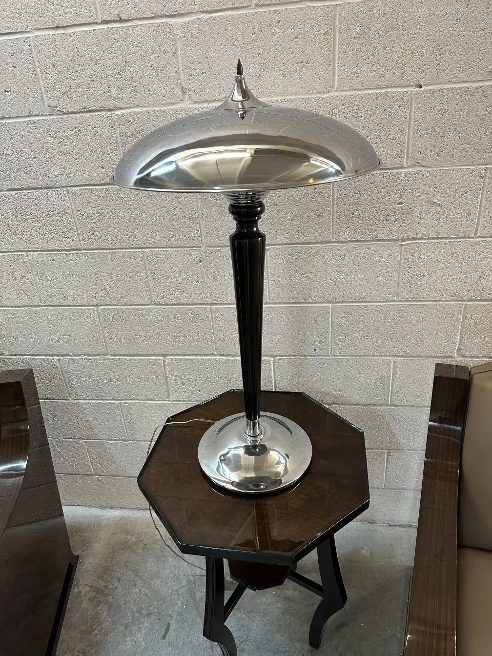 due lampade da tavolo antiche ed eleganti in un ambiente accogliente