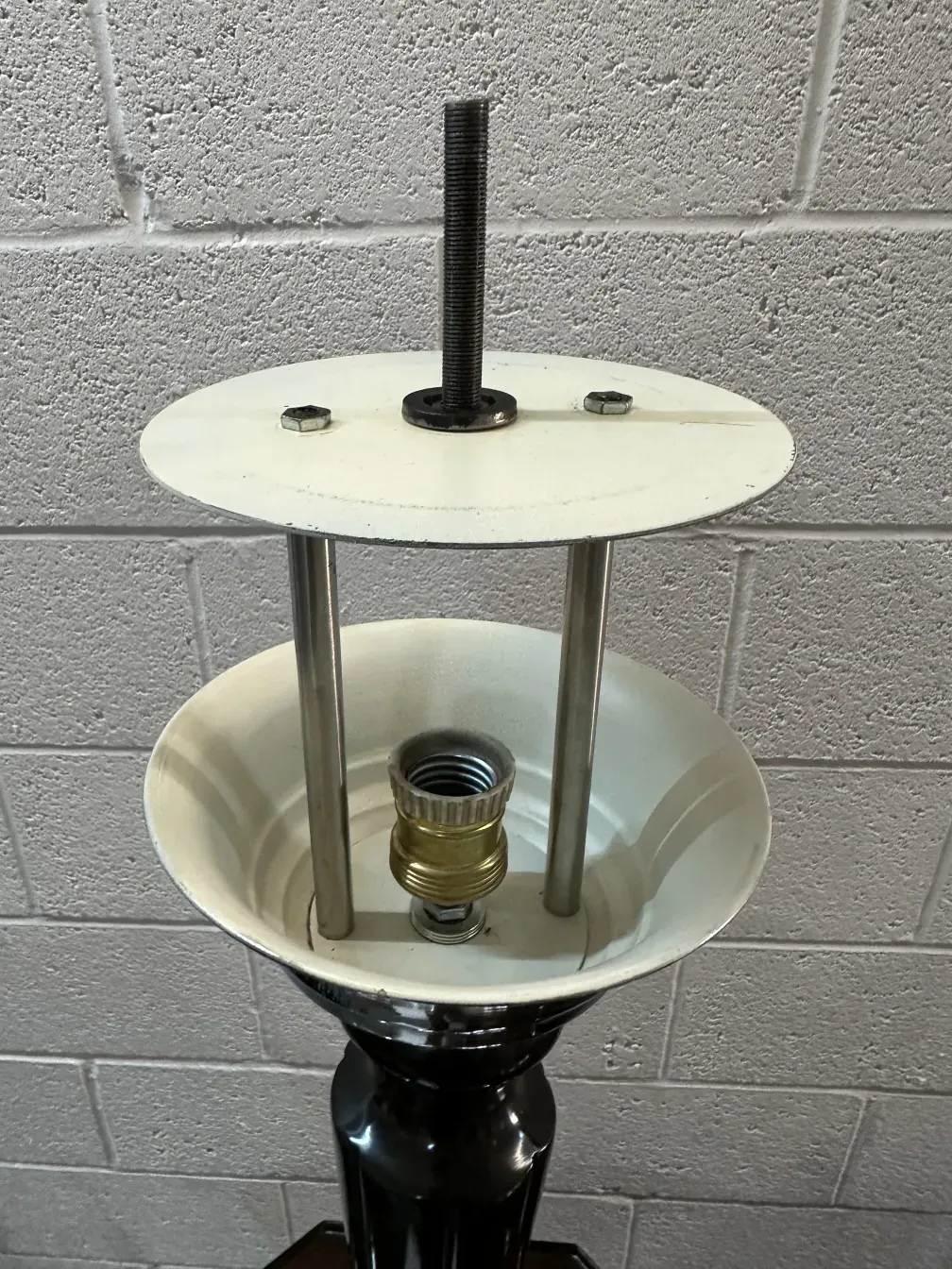 Dua lampu meja tua dengan struktur tampak di lingkungan sederhana.