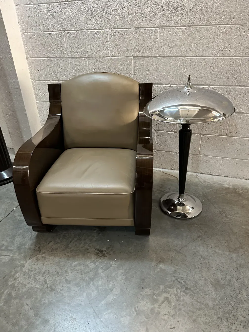 2 lampes de table anciennes avec base élégante dans un cadre moderne